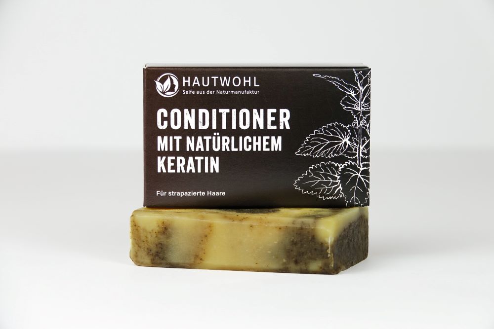 Conditioner in dunkelbrauner Verpackung mit natürlichem Keratin für strapazierte Haare.