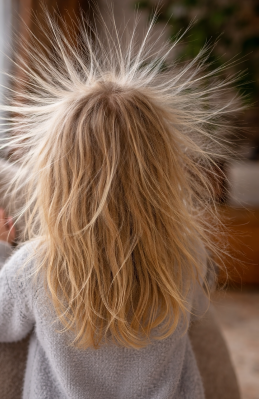 Statisch aufgeladene Haare, was tun.