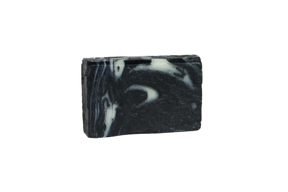 Die Aktiv Sauber Seife ist eine schwarz mit weiß marmorierte Kohleseife.