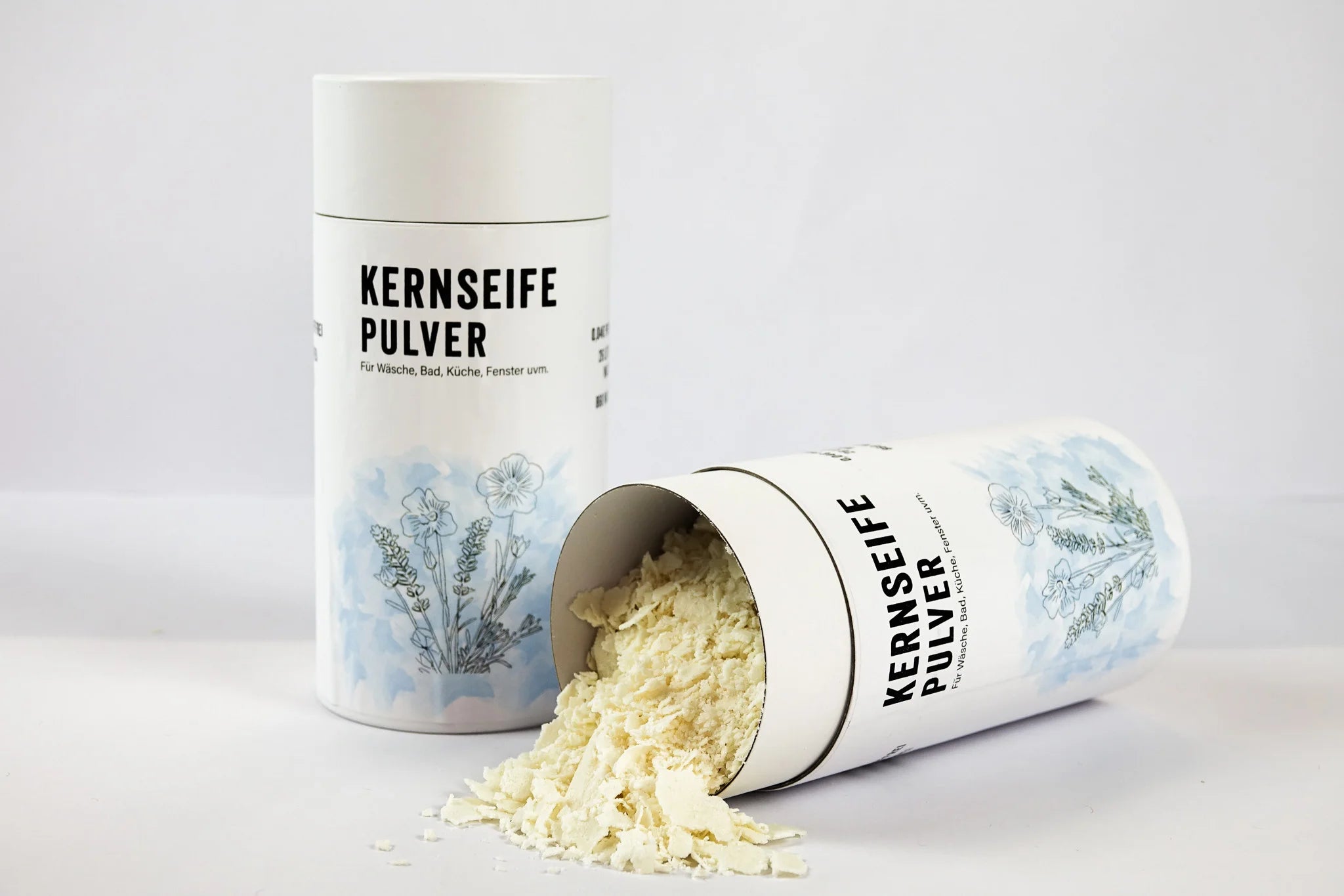 Kernseife Flocken in weißer Pappdose stehend und liegend